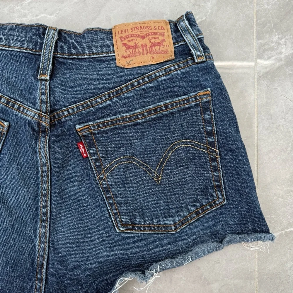 Women’s Levi’s Distressed Dark Wash Denim Jean Shorts Button Fly Raw Hem Size 27
